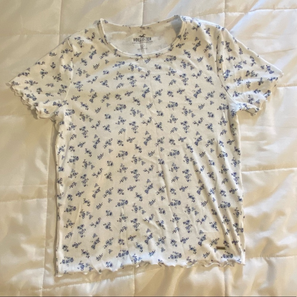 HOLLISTER WHITE AND BLUE FLORAL LETTUCE TRIM TOP